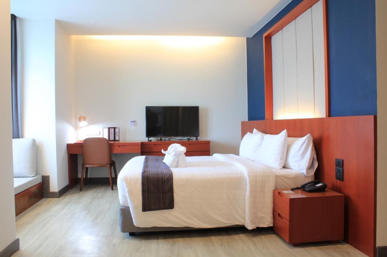 Studio City View King Bed